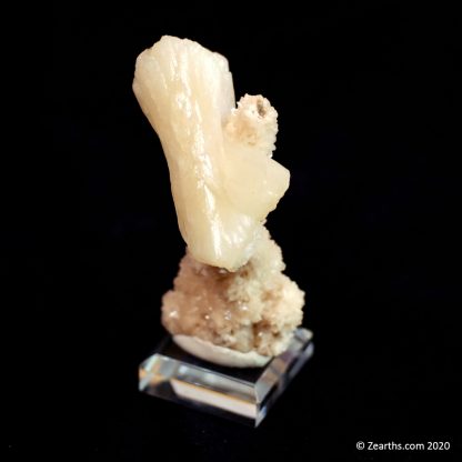 Stilbite Bowtie on Heulandite